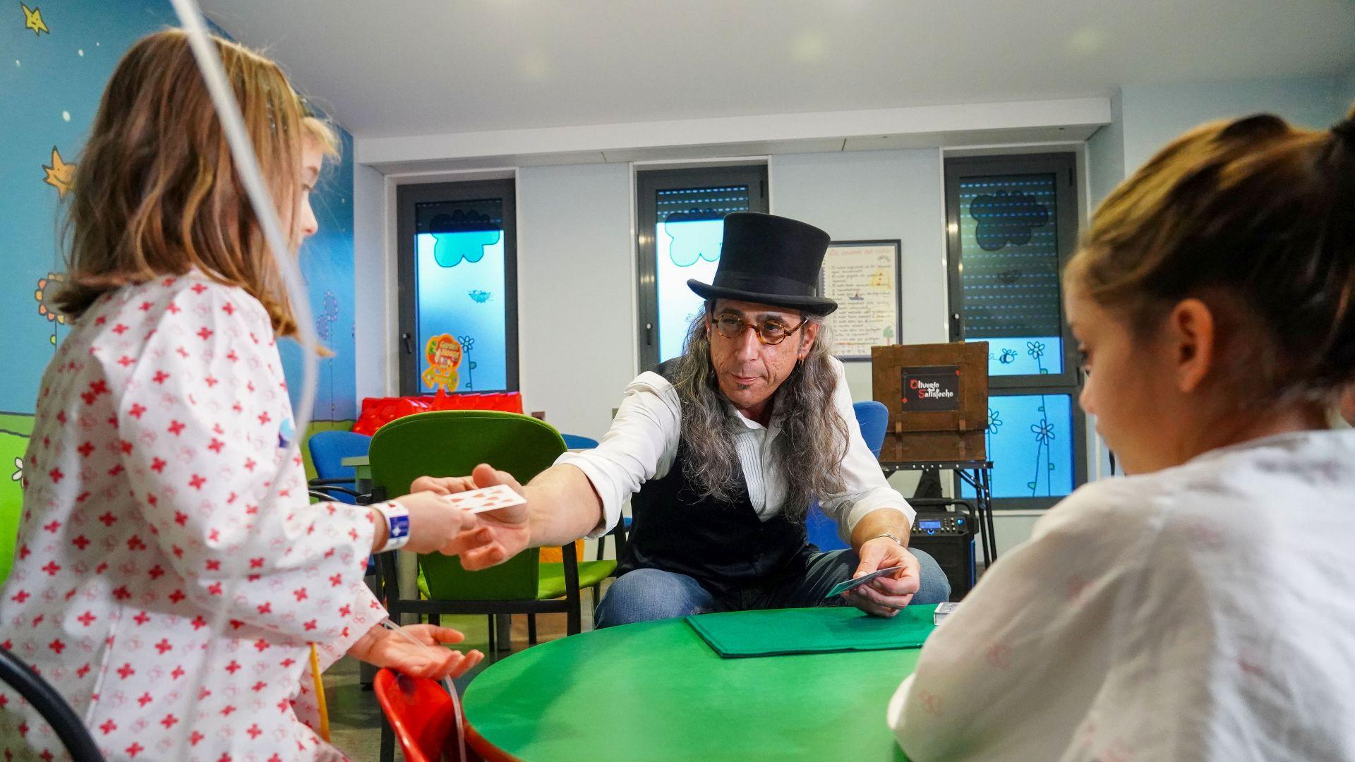 La magia llega por Navidad a los niños ingresados en el Hospital de